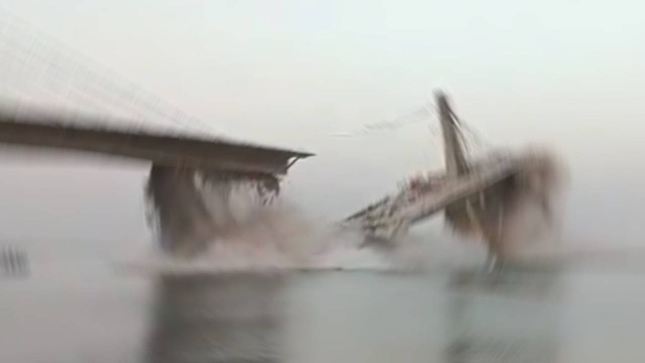 ДВА ПУТА У ДВЕ ГОДИНЕ: Поново се срушио мост у Индији ВИДЕО