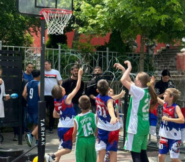 Srpska deca odigrala basket ispred kordona KFOR-a u Zvečanu