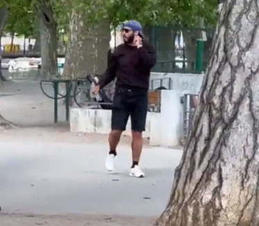 UZNEMIRUJUĆE Napadač trči s nožem u parku i ubada decu VIDEO