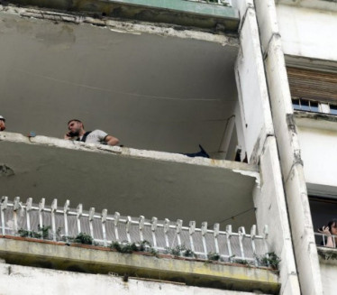 NEMAJU NOVAC ZA OBNOVU: Fasada pala sa zgrade na N. Beogradu