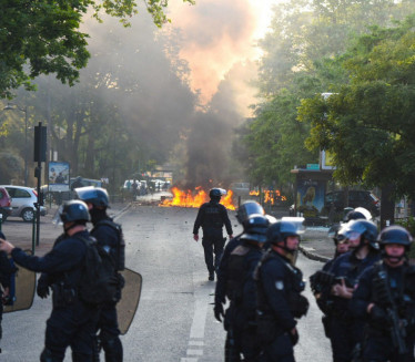 POLICIJA UBILA TINEJDŽERA: Nemirno na francuskim ulicama