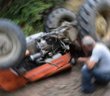 SAOBRAĆAJNA NESREĆA U SELU LIPNICA: Prevrnuo se traktor