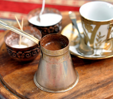 ПОТПУНО ДРУГАЧИЈИ УКУС: Шта Турци стављају у кафу?
