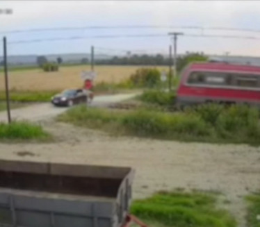 UŽAS KOD VELIKE PLANE: Voz udario u putničko vozilo (VIDEO)