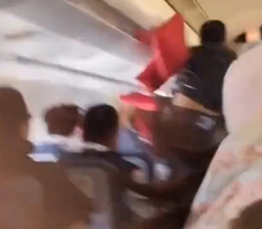 HAOS NA NEBU: Pukao krov aviona tokom leta (VIDEO)