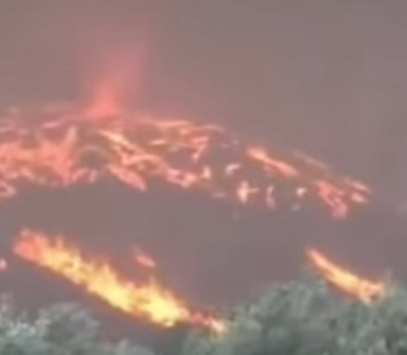 VATRENI TORNADO U GRČKOJ: Plamen guta brdo (VIDEO)