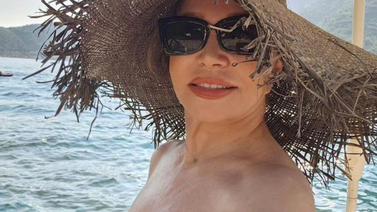"NEDO, BLAGO VAMA" Pevačica(72) u kupaćem, oduševila pojavom