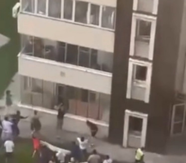 ZASTRAŠUJUĆA SCENA: Roditelji bacali decu sa zgrade (VIDEO)