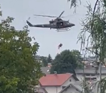 БУЈИЦА НОСИ ЖЕНУ: Драматичан снимак спасавања хеликоптером
