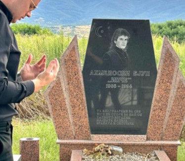 СВЕ РАСПЛАКАО: Отишао на гроб Ипчета Ахмедовског (ФОТО)
