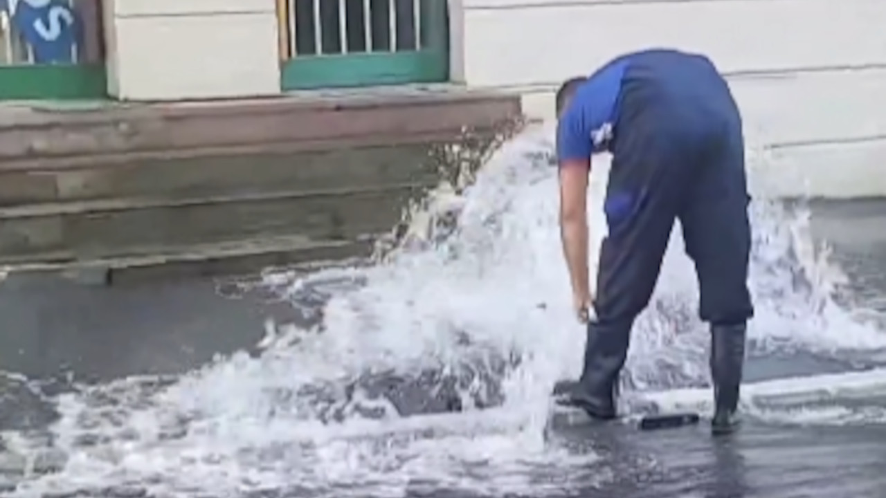 PUKAO HIDRANT: Radnik se bori da zaustavi poplavu