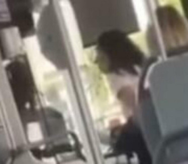 DRAMA U BUSU: Žena napala vozača - razlog bizaran (VIDEO)