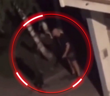 HOROR NASRED ULICE: Muškarac brutalno prebija ženu (VIDEO)