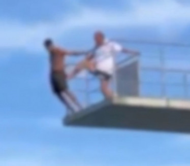 ŠOK NA BAZENU Spasilac nogom gura kupača sa 10 metara visine