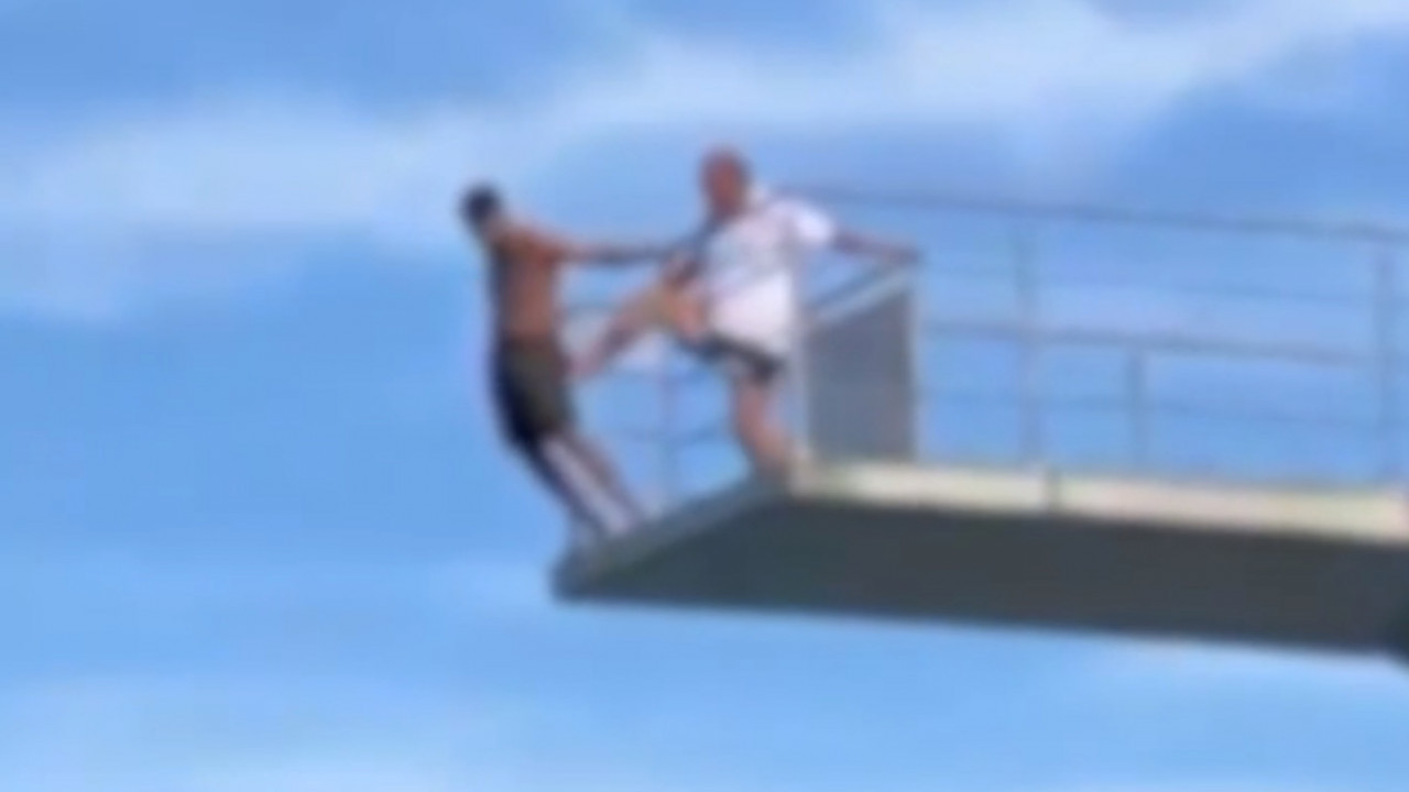 ŠOK NA BAZENU Spasilac nogom gura kupača sa 10 metara visine