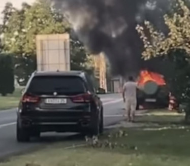 ŽENA I DETE SPAŠENI U POSLEDNJEM TRENUTKU: Zapalio se auto