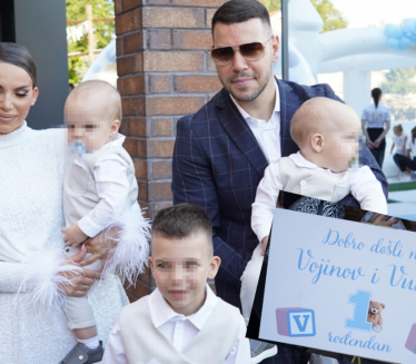 VELIKO SLAVLJE: Bračni par Mitić slavi prvi rođendan sinovima