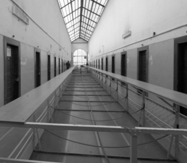 СИЛОВАЛИ ГА МЕТЛОМ: Смрт мушкарца у затвору "Падинска скела"