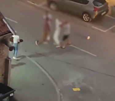 UZNEMIRUJUĆE Muškarac nokautirao ženu nasred ulice u N. Sadu