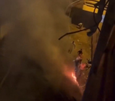 PRVI SNIMCI HORORA U VENECIJI: Autobus se zapalio nakon pada