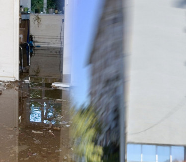 Komšinica odbija popravku cevi - poplava ruši zgradu u BG