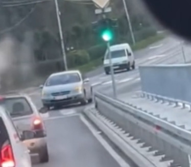 NASILNIČKA VOŽNJA: Vozila auto pun putnika u rikverc (VIDEO)