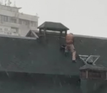 ŠOK PRIZOZ: Beograđanin na krovu dok olujni vetar udara