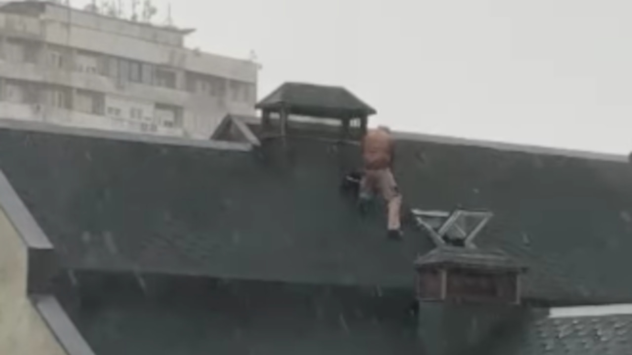 ШОК ПРИЗОЗ: Београђанин на крову док олујни ветар удара