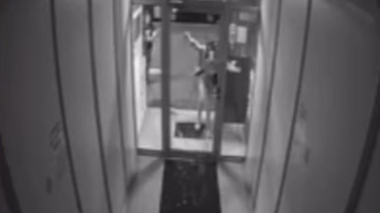 DRAMA U NOVOM SADU: Devojka razlupala ulazna vrata na zgradi