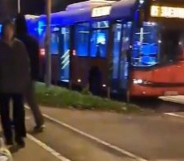 НА ПОДУ КРВ: Путнику позлило у аутобусу 65 на Новом Београду