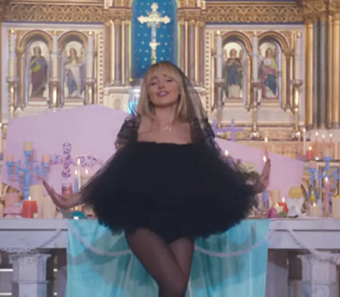 VERNICI KIVNI: Pevačica snimila provokativan spot u crkvi
