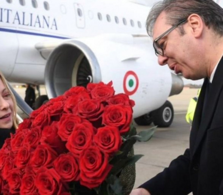 Vučić sa cvećem dočekao Đorđu Meloni na aerodromu