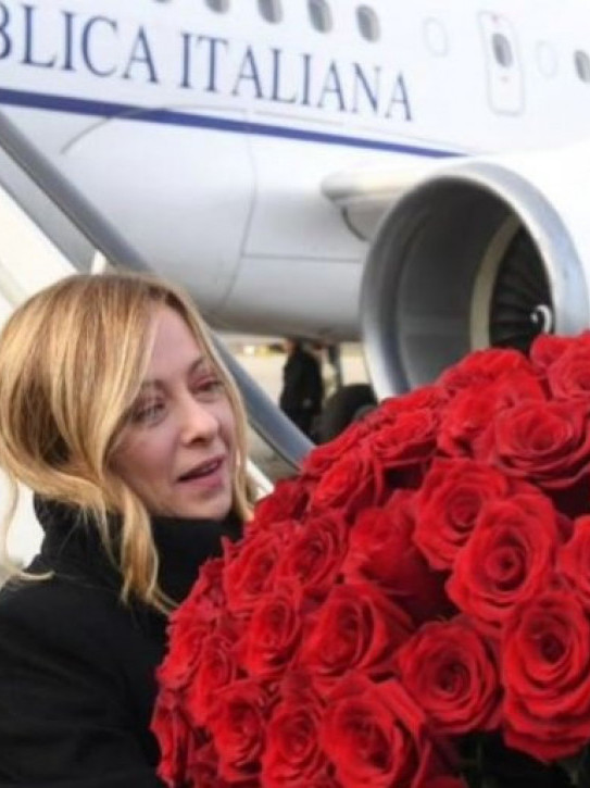 Вучић са цвећем дочекао Ђорђу Мелони на аеродрому
