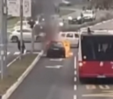 Zapalio se auto nasred raskrsnice u Beogradu