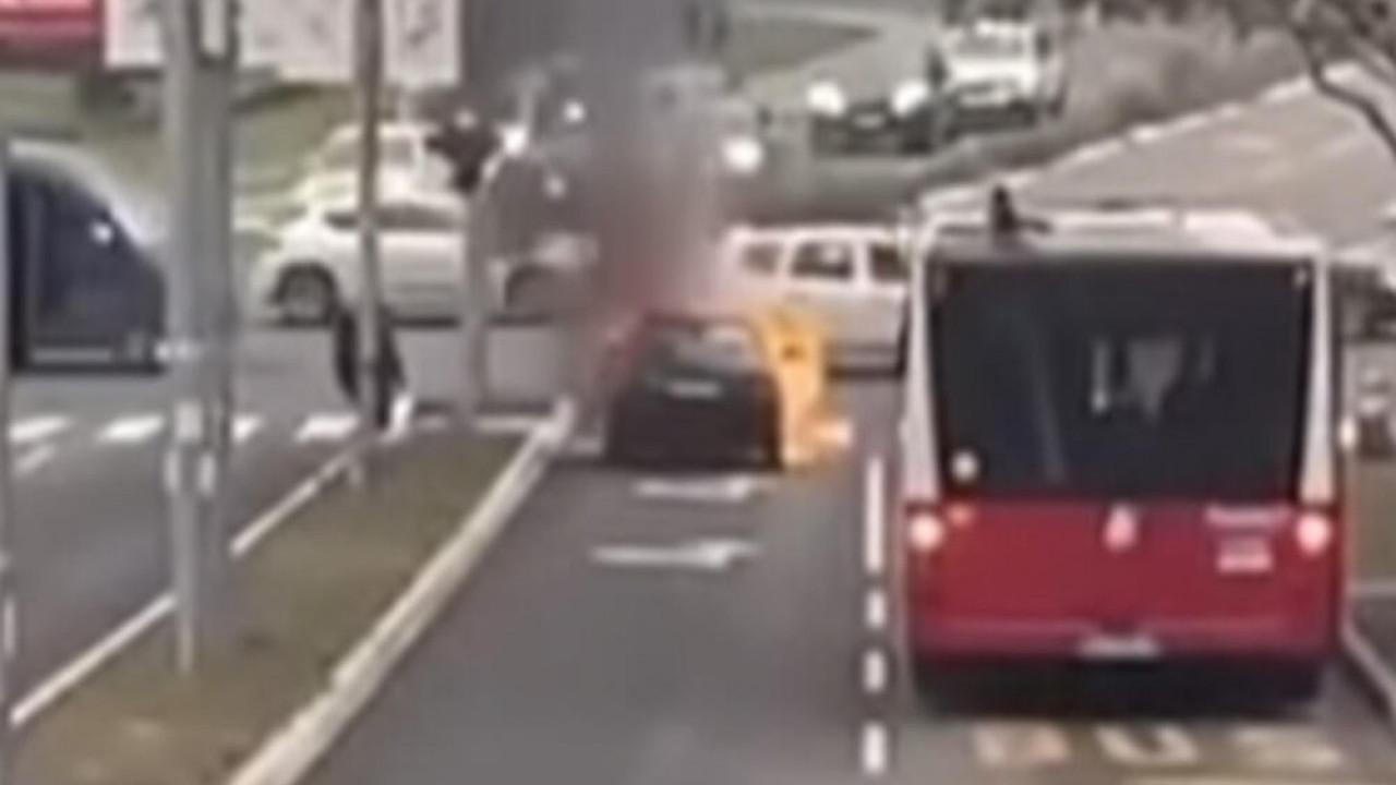 Запалио се ауто насред раскрснице у Београду
