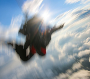 СПАСИЛО ЈЕ ЧУДО: Скок из авиона, а падобран се НИЈЕ ОТВОРИО