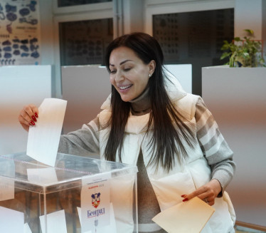 ПРАВО СА АЕРОДРОМА: Цеца гласала на изборима