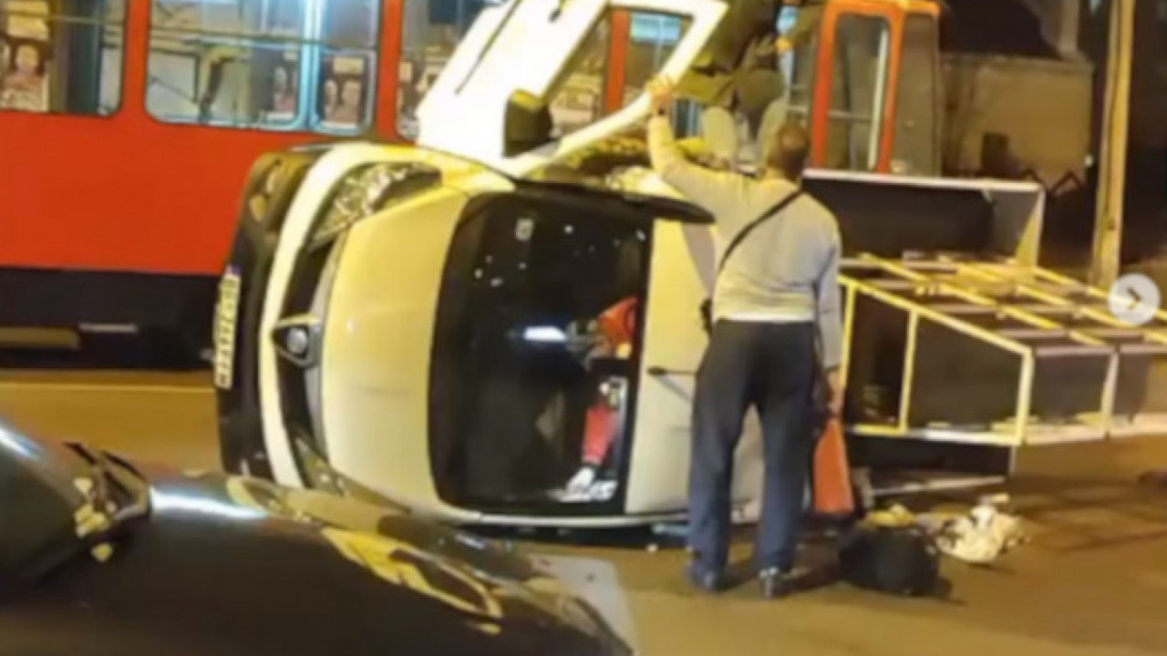 ПОВРЕЂЕН МУШКАРАЦ: Несрећа у Београду - аутомобил преврнут