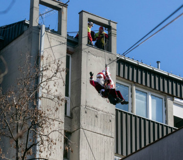 POKLONI SU "SPAS": Deda Mraz s krova upao u Dečju bolnicu
