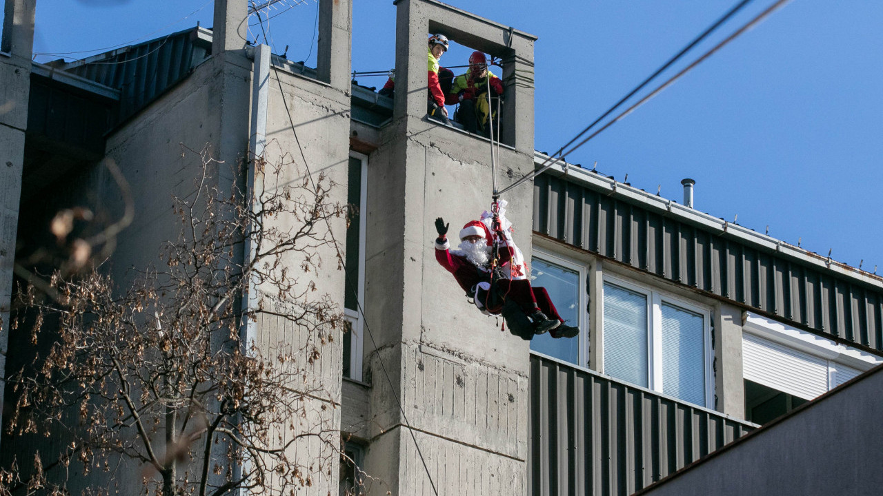 POKLONI SU "SPAS": Deda Mraz s krova upao u Dečju bolnicu