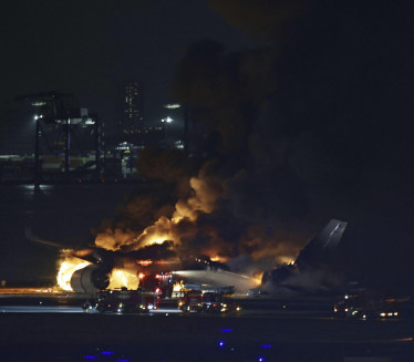GORI AVION U TOKIJU: Letelica se zapalila pri sletanju