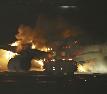 ЗА 90 СЕКУНДИ СПАСЕНО 400 ЉУДИ: Авион се запалио при слетању