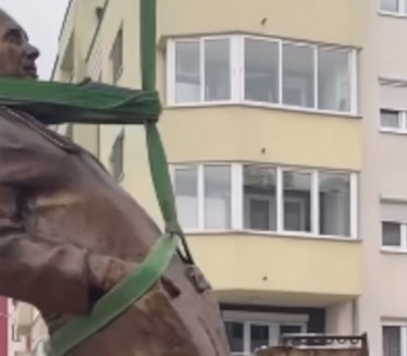 Постављен споменик ратном хирургу Миодрагу Лазићу у Сарајеву