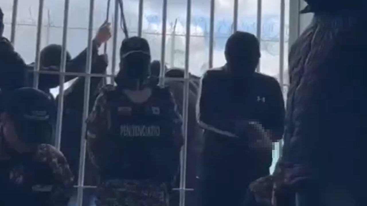 УЗНЕМИРУЈУЋЕ Чланови банде вешају чуваре затвора у Еквадору?