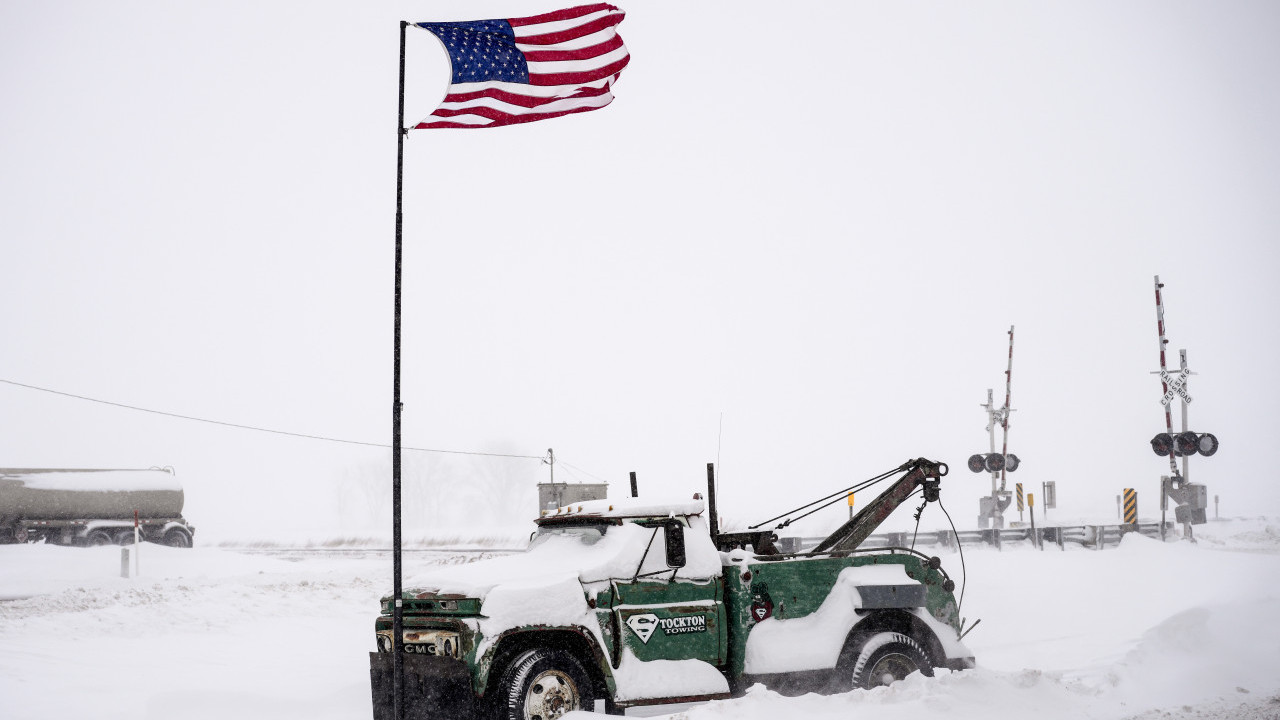 ПОГОДИЛА АМЕРИКУ: Снег милионима Американаца блокирао пут