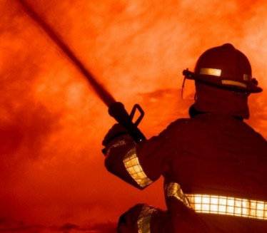 ПОЖАР У НОВОМ САДУ: Ватра букнула на помоћном објекту (ФОТО)
