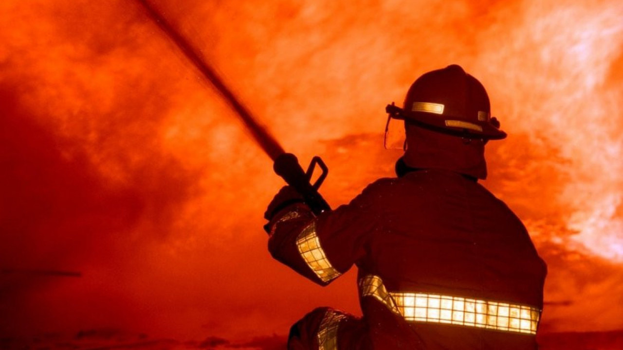 POŽAR U NOVOM SADU: Vatra buknula na pomoćnom objektu (FOTO)