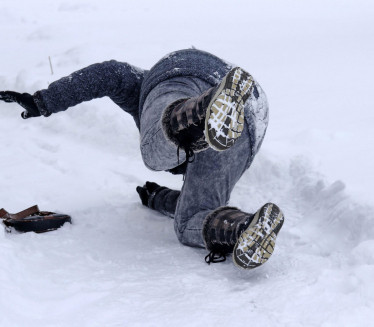 Како да се не оклизнете на леду - трик ОДУШЕВИО многе