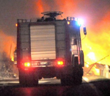 ДРАМА У БАТАЈНИЦИ: Запалио се воз - пламен у вагонима