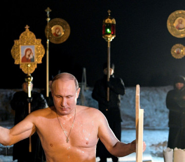ISPOŠTOVAO OBIČAJ: Putin zaronio u ledenu vodu (VIDEO)